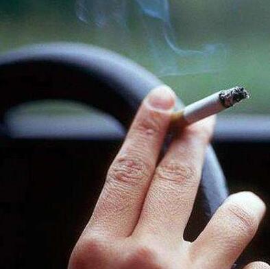 男士开车抽烟有哪些危害?